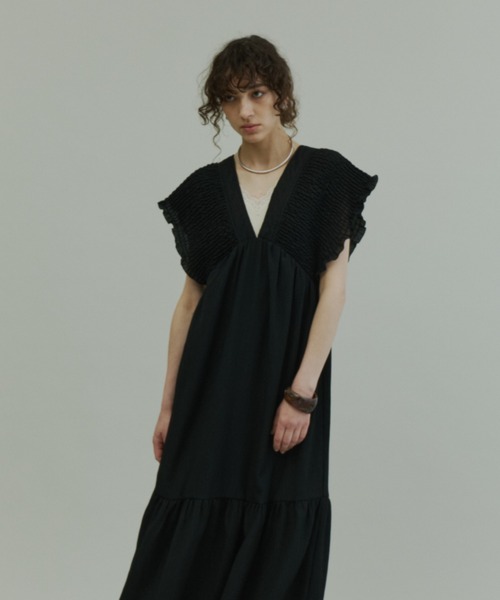 Plumel(プルメル)の「Crinkle Gauze Shoulder-Shirred Dress / ショルダーシャーリングドレス(ワンピース・レディース・ブラック/ストライプ・MEDIUM/LARGE)」の1枚目の写真