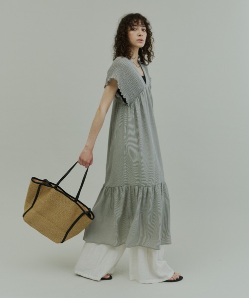 Plumel(プルメル)の「Crinkle Gauze Shoulder-Shirred Dress / ショルダーシャーリングドレス(ワンピース・レディース・ブラック/ストライプ・MEDIUM/LARGE)」の3枚目の写真