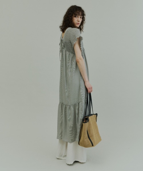 Plumel(プルメル)の「Crinkle Gauze Shoulder-Shirred Dress / ショルダーシャーリングドレス(ワンピース・レディース・ブラック/ストライプ・MEDIUM/LARGE)」の4枚目の写真
