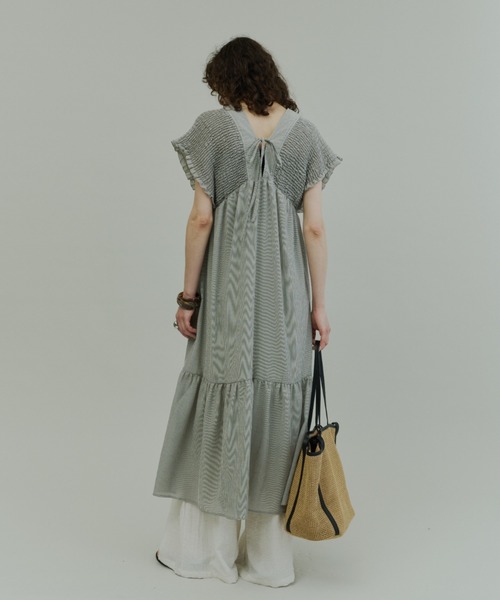 Plumel(プルメル)の「Crinkle Gauze Shoulder-Shirred Dress / ショルダーシャーリングドレス(ワンピース・レディース・ブラック/ストライプ・MEDIUM/LARGE)」の5枚目の写真