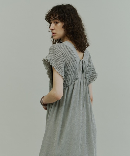 Plumel(プルメル)の「Crinkle Gauze Shoulder-Shirred Dress / ショルダーシャーリングドレス(ワンピース・レディース・ブラック/ストライプ・MEDIUM/LARGE)」の13枚目の写真