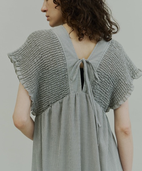 Plumel(プルメル)の「Crinkle Gauze Shoulder-Shirred Dress / ショルダーシャーリングドレス(ワンピース・レディース・ブラック/ストライプ・MEDIUM/LARGE)」の15枚目の写真