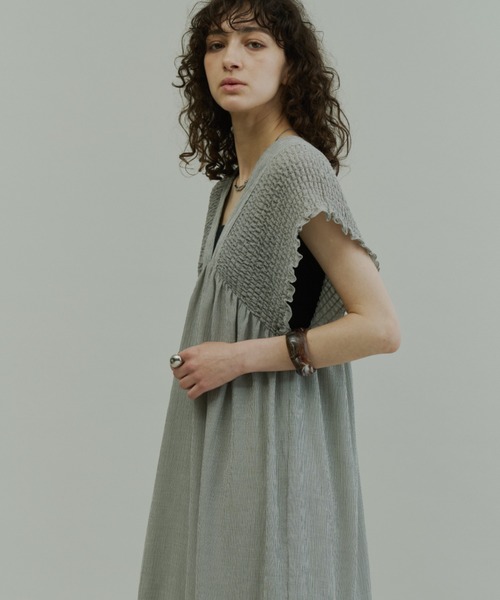 Plumel(プルメル)の「Crinkle Gauze Shoulder-Shirred Dress / ショルダーシャーリングドレス(ワンピース・レディース・ブラック/ストライプ・MEDIUM/LARGE)」の11枚目の写真