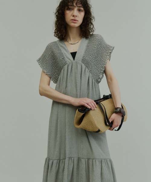 Plumel(プルメル)の「Crinkle Gauze Shoulder-Shirred Dress / ショルダーシャーリングドレス(ワンピース・レディース・ブラック/ストライプ・MEDIUM/LARGE)」の7枚目の写真