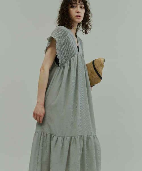Plumel(プルメル)の「Crinkle Gauze Shoulder-Shirred Dress / ショルダーシャーリングドレス(ワンピース・レディース・ブラック/ストライプ・MEDIUM/LARGE)」の9枚目の写真