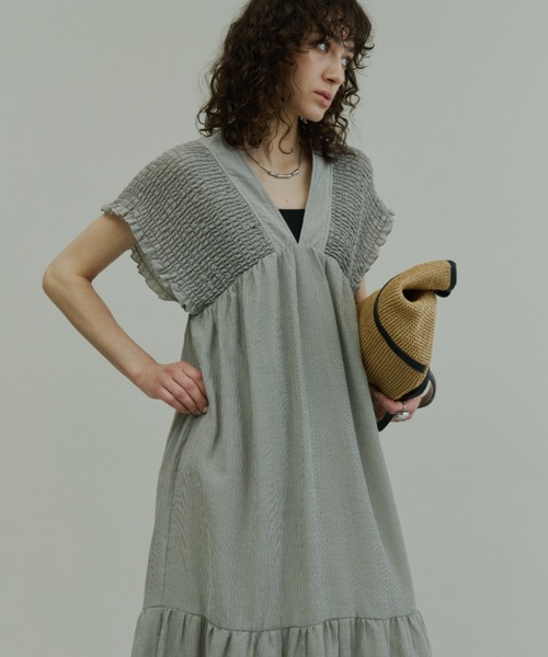 Plumel(プルメル)の「Crinkle Gauze Shoulder-Shirred Dress / ショルダーシャーリングドレス(ワンピース・レディース・ブラック/ストライプ・MEDIUM/LARGE)」の8枚目の写真