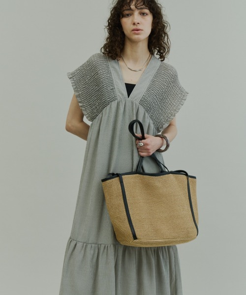 Plumel(プルメル)の「Crinkle Gauze Shoulder-Shirred Dress / ショルダーシャーリングドレス(ワンピース・レディース・ブラック/ストライプ・MEDIUM/LARGE)」の6枚目の写真