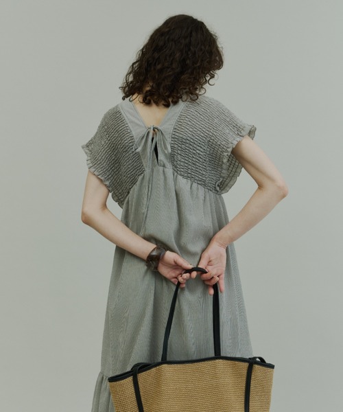Plumel(プルメル)の「Crinkle Gauze Shoulder-Shirred Dress / ショルダーシャーリングドレス(ワンピース・レディース・ブラック/ストライプ・MEDIUM/LARGE)」の14枚目の写真