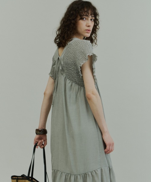 Plumel(プルメル)の「Crinkle Gauze Shoulder-Shirred Dress / ショルダーシャーリングドレス(ワンピース・レディース・ブラック/ストライプ・MEDIUM/LARGE)」の10枚目の写真
