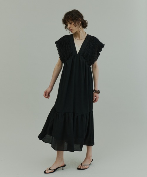 Plumel(プルメル)の「Crinkle Gauze Shoulder-Shirred Dress / ショルダーシャーリングドレス(ワンピース・レディース・ブラック/ストライプ・MEDIUM/LARGE)」の17枚目の写真