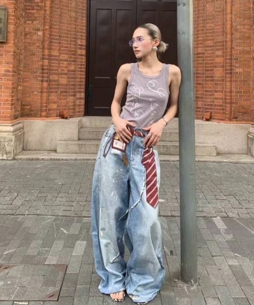 Lis ardent(リスアルダン)の「ネクタイプリントデニムパンツ(デニムパンツ・レディース・ブルー・L/M/S)」の2枚目の写真