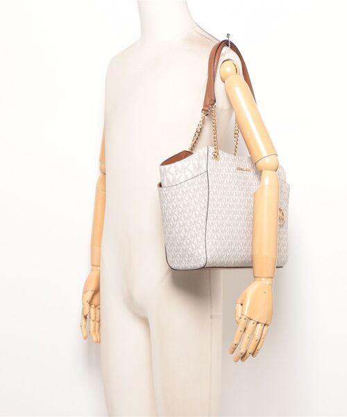 MICHAEL KORS(マイケルコース)の「JET SET ショルダーバッグ ラージ - Mkシグネチャー(ショルダーバッグ・レディース・ホワイト系・FREE)」の5枚目の写真