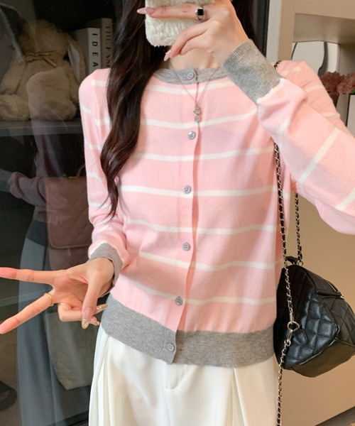 AMAJI(アマジ)の「配色ボーダー柄 ニットカーディガン(カーディガン/ボレロ・レディース・ライトピンク/ホワイト・FREE)」の2枚目の写真