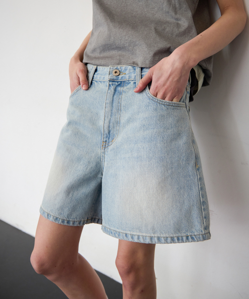 LEVAR(レバー)の「Classic Staple Denim Shorts - Light Blue(その他パンツ・レディース・ライトブルー・LARGE/SMALL/MEDIUM)」の3枚目の写真