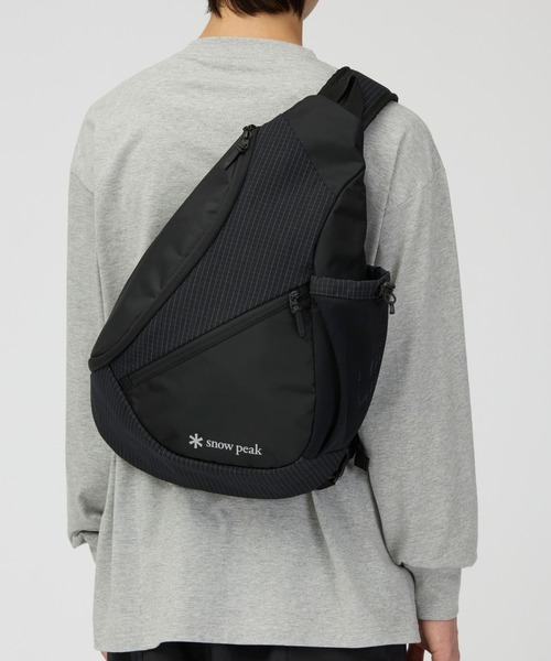 Snow Peak（スノーピーク）の「Snow Peak / Grid Sling Bag グリッド・スリングバッグ（メッセンジャーバッグ・メンズ・ブラック・ONE SIZE）」の3枚目の写真