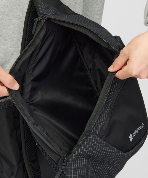 Snow Peak（スノーピーク）の「Snow Peak / Grid Sling Bag グリッド・スリングバッグ（メッセンジャーバッグ・メンズ・ブラック・ONE SIZE）」の5枚目の写真
