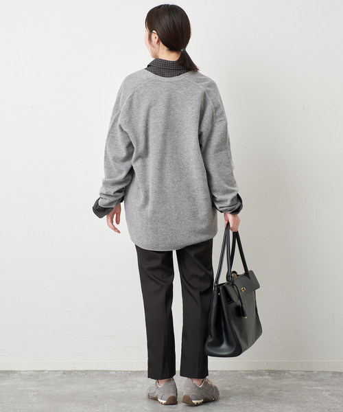 SLOBE IENA(スローブイエナ)の「《WEB限定カラーあり/》echecs Vネックプルオーバー(ニット/セーター・レディース・チャコールグレー/ピンク/カーキ/ブラック・FREE)」の17枚目の写真