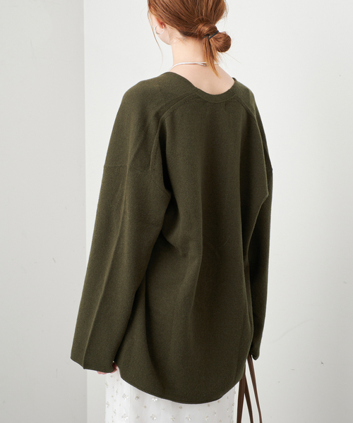 SLOBE IENA(スローブイエナ)の「《WEB限定カラーあり/》echecs Vネックプルオーバー(ニット/セーター・レディース・チャコールグレー/ピンク/カーキ/ブラック・FREE)」の20枚目の写真