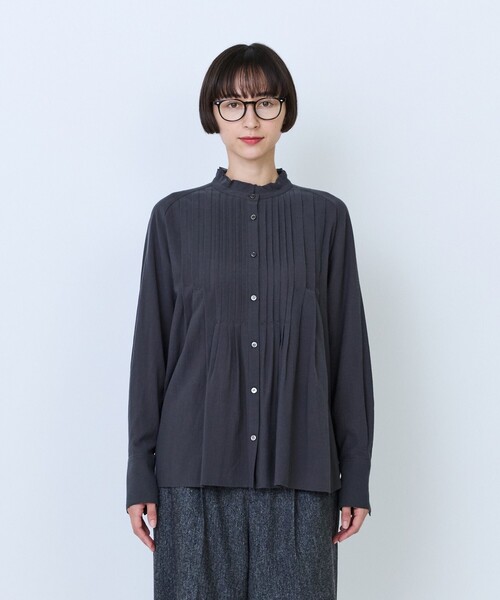 LOISIR（ロワズィール）の「リヨセルコットンボイルタックディテールブラウス（シャツ/ブラウス・レディース・チャコールグレー/カーキ/ベージュ・FREE）」の2枚目の写真