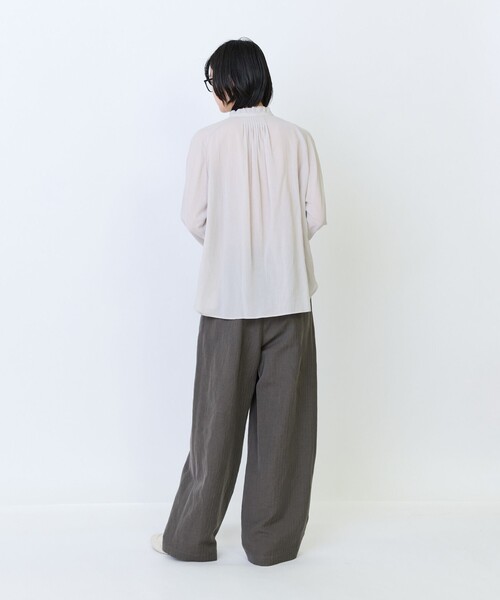 LOISIR（ロワズィール）の「リヨセルコットンボイルタックディテールブラウス（シャツ/ブラウス・レディース・チャコールグレー/カーキ/ベージュ・FREE）」の11枚目の写真