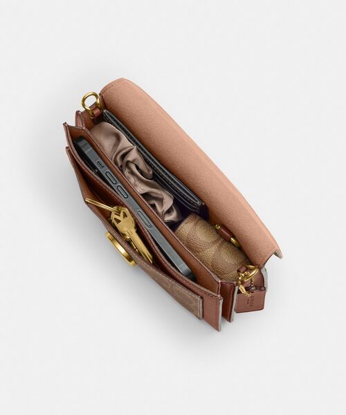 COACH(コーチ)の「タビー チェーン クロスボディ バッグ 19・シグネチャー アップクラフトレザー(ショルダーバッグ・レディース・ベージュ系その他・ONE)」の6枚目の写真