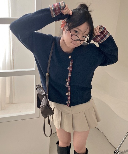Aelina(エリナ)の「チェック柄切り替え配色ニットカーディガン(カーディガン/ボレロ・レディース・ベージュ/グレー/レッド/ネイビー・FREE)」の17枚目の写真