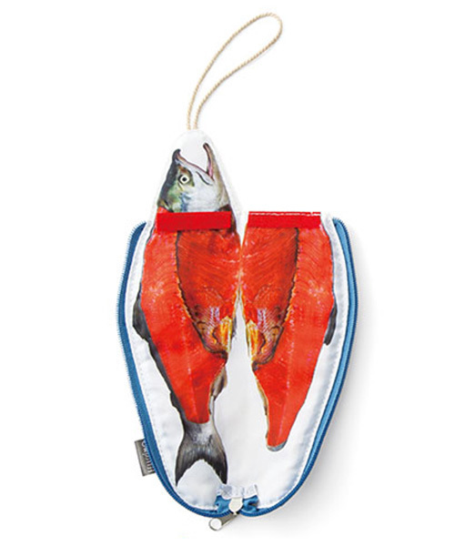 YOU+MORE!(ユーモア)の「妄想工作所さんと作った魚の開きポーチ (ポーチ・レディース・グレー/レッド/ホワイト・ONE SIZE)」の2枚目の写真