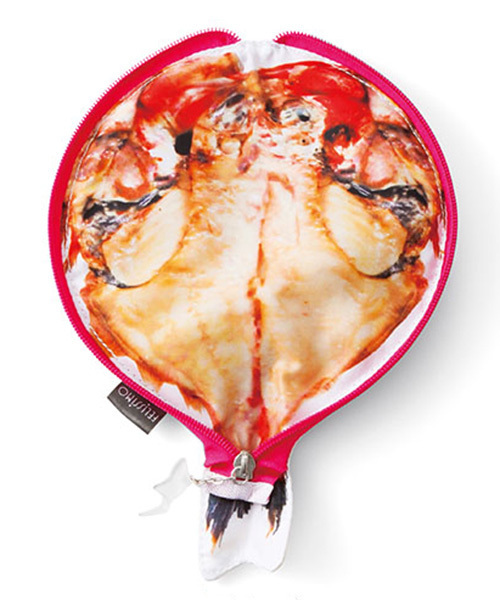 YOU+MORE!(ユーモア)の「妄想工作所さんと作った魚の開きポーチ (ポーチ・レディース・グレー/レッド/ホワイト・ONE SIZE)」の6枚目の写真