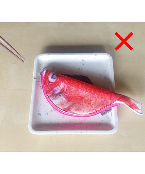 YOU+MORE!(ユーモア)の「妄想工作所さんと作った魚の開きポーチ (ポーチ・レディース・グレー/レッド/ホワイト・ONE SIZE)」の14枚目の写真