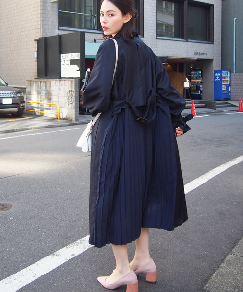 PICCIN(ピッチン)の「バックプリーツトレンチコート(トレンチコート・レディース・ベージュ/ネイビー/カーキ・MEDIUM/LARGE)」の3枚目の写真