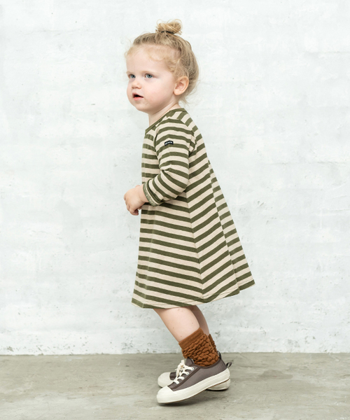 quoti use fith(クゥオティ ユース フィス)の「ボーダー 長袖 ひざ丈ワンピース(ワンピース・キッズ・ベージュ/カーキ/レッド/ネイビー/グレー/ブラック・80/90/100/110/120/130)」の9枚目の写真