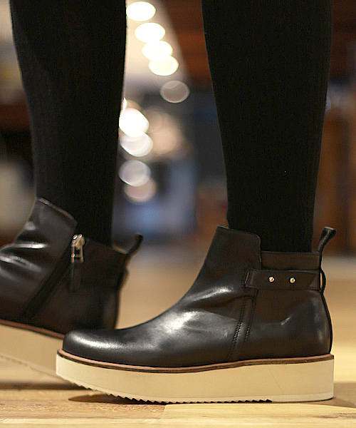 And A（アンドエー）の「バックストラップショートブーツ（ブーツ・レディース・ブラック/ブラウン・24.5cm/23.5cm）」の3枚目の写真