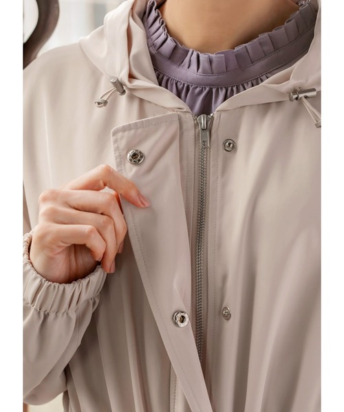 STYLE DELI(スタイルデリ)の「晴雨兼用ドローストリングシティレインコート(その他アウター・レディース・スミクロ/ベージュ系その他・01/02)」の5枚目の写真