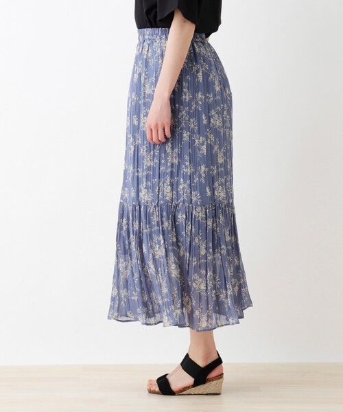 SHOO・LA・RUE(シューラルー)の「◆花柄ティアードロングスカート(スカート・レディース・ホワイト系9/ブラック系6/ブラウン系7/ブルー系6・00)」の6枚目の写真