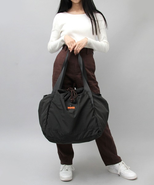 UNIVERSAL OVERALL(ユニバーサルオーバーオール)の「大容量 巾着 ショルダーバッグ(トートバッグ・メンズ・ブラック/グレー/オレンジ・FREE)」の7枚目の写真