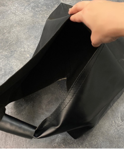 apres jour mignon（アプレジュールミニョン）の「【apres jour mignon×ARIAZ】フェイクレザーマルシェバッグ（ハンドバッグ・レディース・ブラック・ONESIZE）」の2枚目の写真