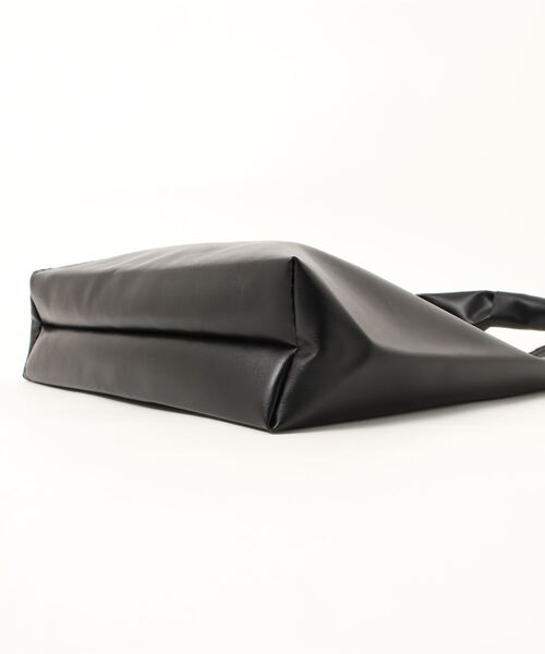 apres jour mignon（アプレジュールミニョン）の「【apres jour mignon×ARIAZ】フェイクレザーマルシェバッグ（ハンドバッグ・レディース・ブラック・ONESIZE）」の3枚目の写真