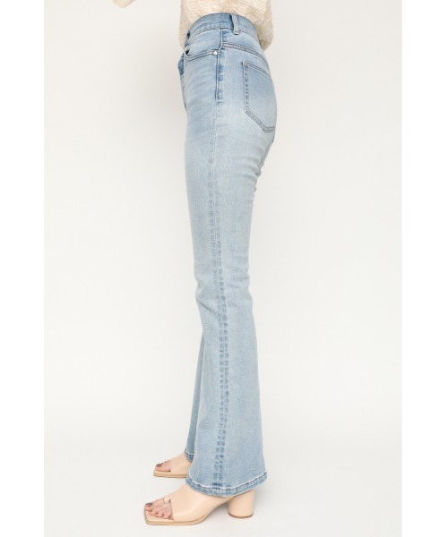 SLY（スライ）の「HW FLARE PT-C WITH ROICA（R）EF ハイウエスト フレア デニムパンツ（デニムパンツ・レディース・ライトブルー・24inch/25inch/26inch/23inch/22inch）」の4枚目の写真