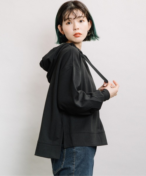 refinedworks（リファインドワークス）の「ショートフーディーPO（パーカー・レディース・オフホワイト/ブラック/ベージュ・FREE）」の2枚目の写真