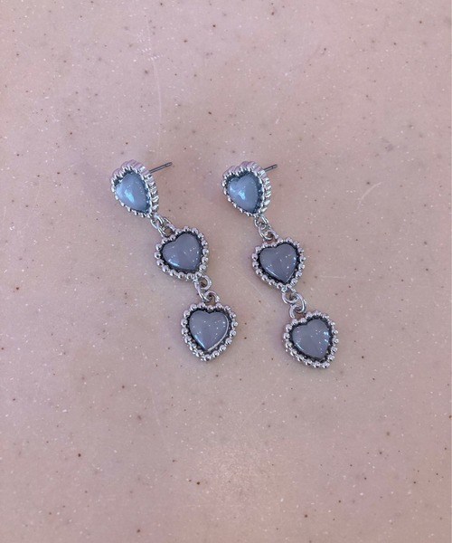 Me%（ミィパーセント）の「トリプルハートピアス（ピアス（両耳用）・レディース・イエロー/グレー/ブラック・FREE）」の3枚目の写真