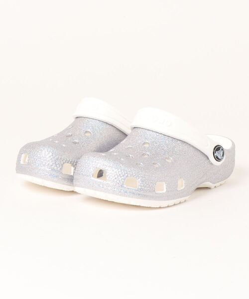crocs（クロックス）の「クロックス クラシック グリッター クロッグ キッズ サンダル / crocs Classic Glitter Clog K（サンダル・キッズ・ホワイト/ブラック系その他/ホワイト系その他・20cm/21cm/18.5cm/19cm/18cm/19.5cm）」の2枚目の写真