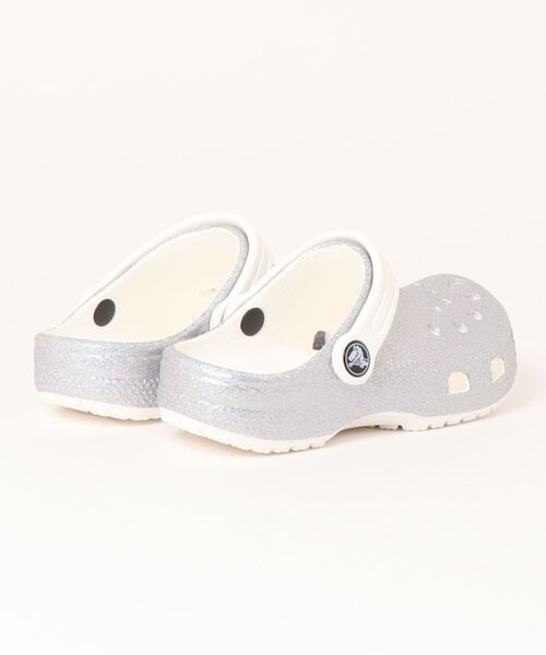 crocs（クロックス）の「クロックス クラシック グリッター クロッグ キッズ サンダル / crocs Classic Glitter Clog K（サンダル・キッズ・ホワイト/ブラック系その他/ホワイト系その他・20cm/21cm/18.5cm/19cm/18cm/19.5cm）」の4枚目の写真