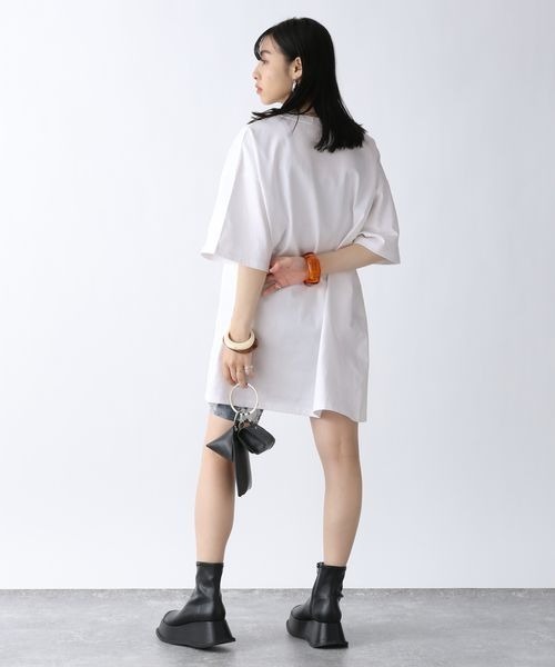 JEANASIS（ジーナシス）の「ワンサイドスリットBIGT/295898（Tシャツ/カットソー・レディース・オフホワイト/ブラック/ブルー・FREE）」の5枚目の写真