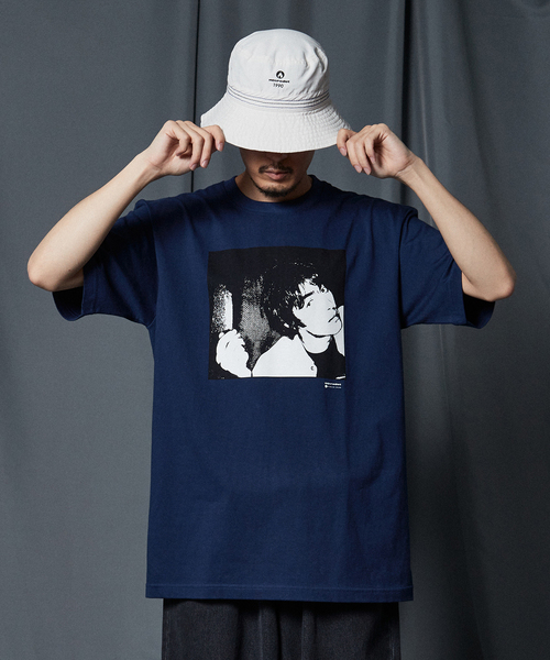 EDIFICE(エディフィス)の「【microdot / マイクロドット】 別注 oasis フォト Tシャツ(Tシャツ/カットソー・メンズ・ホワイト/ブラック/ブルー/ブラック系その他/ホワイト系その他/ホワイト×ホワイト・MEDIUM/LARGE)」の6枚目の写真