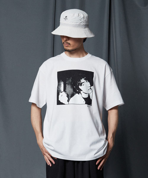 EDIFICE(エディフィス)の「【microdot / マイクロドット】 別注 oasis フォト Tシャツ(Tシャツ/カットソー・メンズ・ホワイト/ブラック/ブルー/ブラック系その他/ホワイト系その他/ホワイト×ホワイト・MEDIUM/LARGE)」の21枚目の写真