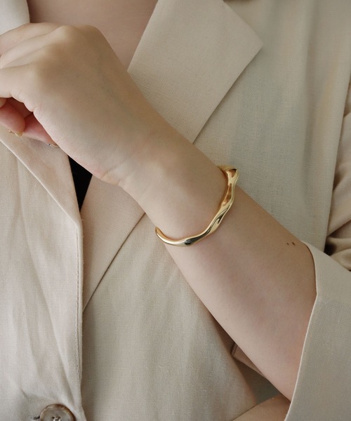 cheriella（シェリエラ）の「【cheriella】ニュアンスラインバングル（バングル/リストバンド・レディース・シルバー/ゴールド・FREE）」の2枚目の写真