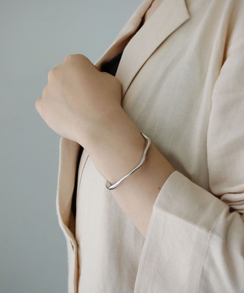 cheriella（シェリエラ）の「【cheriella】ニュアンスラインバングル（バングル/リストバンド・レディース・シルバー/ゴールド・FREE）」の3枚目の写真