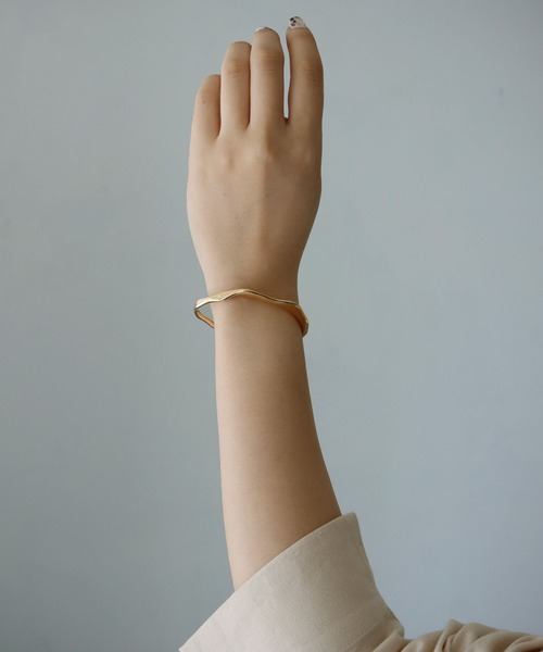 cheriella（シェリエラ）の「【cheriella】ニュアンスラインバングル（バングル/リストバンド・レディース・シルバー/ゴールド・FREE）」の6枚目の写真