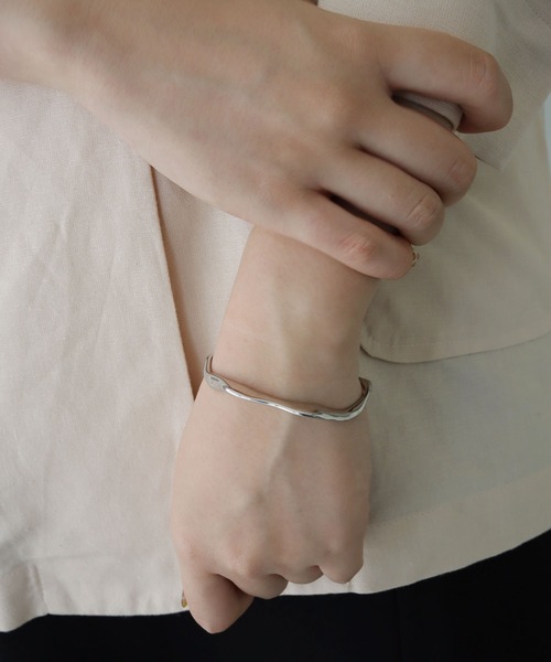cheriella（シェリエラ）の「【cheriella】ニュアンスラインバングル（バングル/リストバンド・レディース・シルバー/ゴールド・FREE）」の4枚目の写真