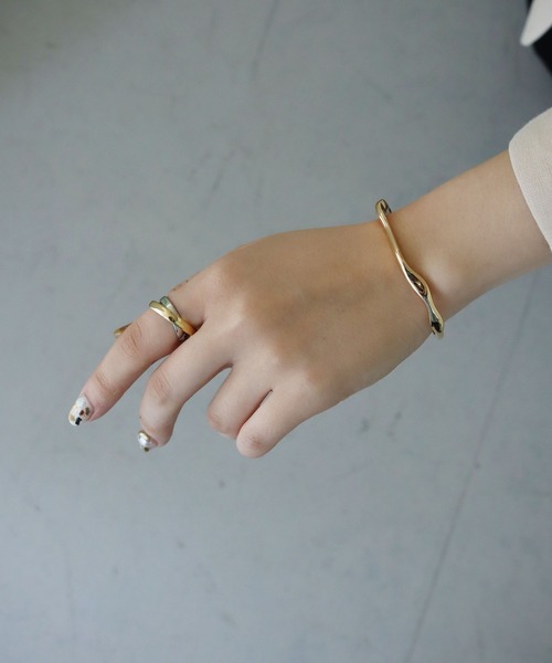 cheriella（シェリエラ）の「【cheriella】ニュアンスラインバングル（バングル/リストバンド・レディース・シルバー/ゴールド・FREE）」の7枚目の写真